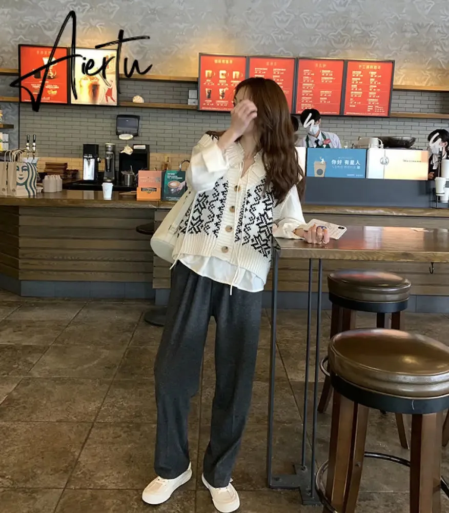 Aiertu Sweater Vest Women Button Cardigan Classic Korean Style Elegant Warm Outwear Fashion Comfortable Screw Thread Students Retro Ins