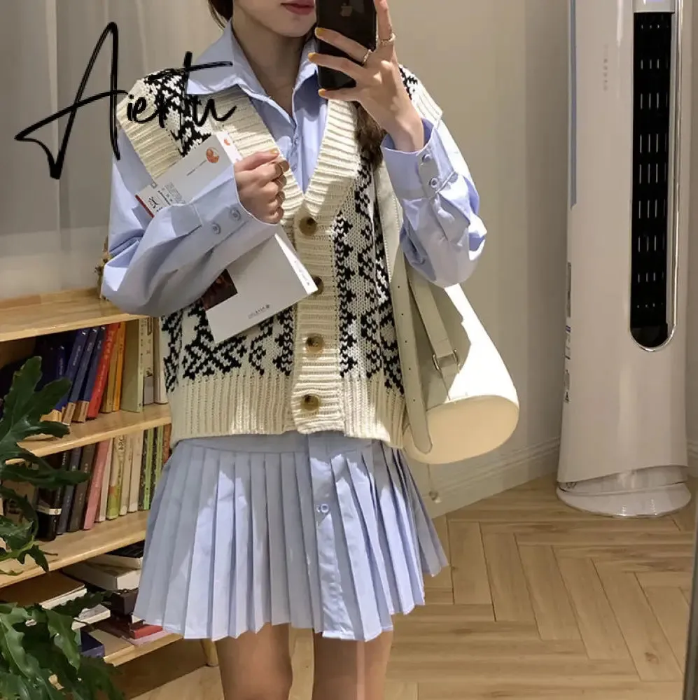 Aiertu Sweater Vest Women Button Cardigan Classic Korean Style Elegant Warm Outwear Fashion Comfortable Screw Thread Students Retro Ins