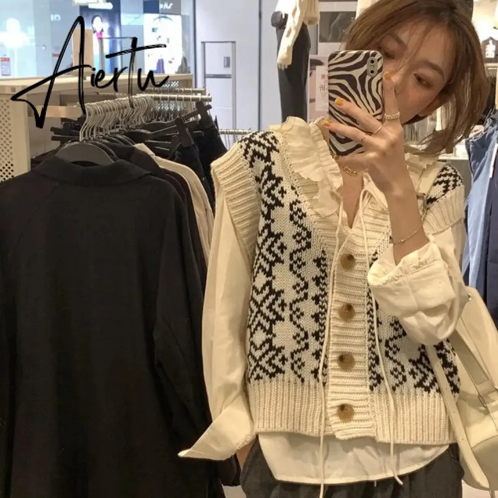 Aiertu Sweater Vest Women Button Cardigan Classic Korean Style Elegant Warm Outwear Fashion Comfortable Screw Thread Students Retro Ins