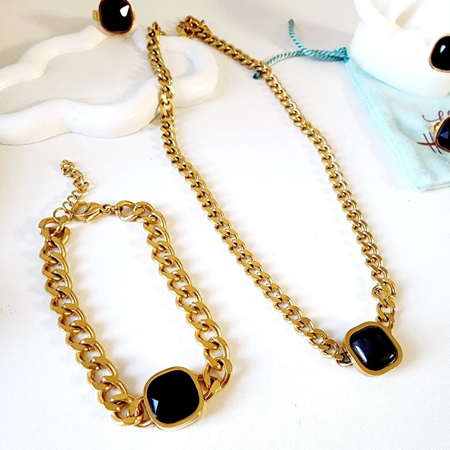 Ayla Black 4 pieces Bundle