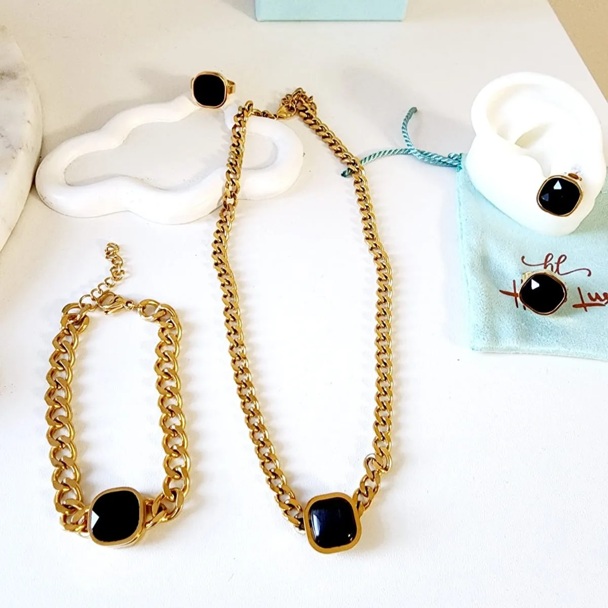 Ayla Black 4 pieces Bundle