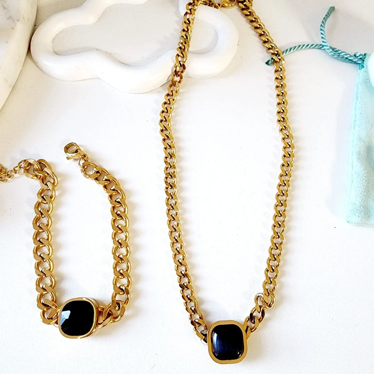 Ayla Black 4 pieces Bundle