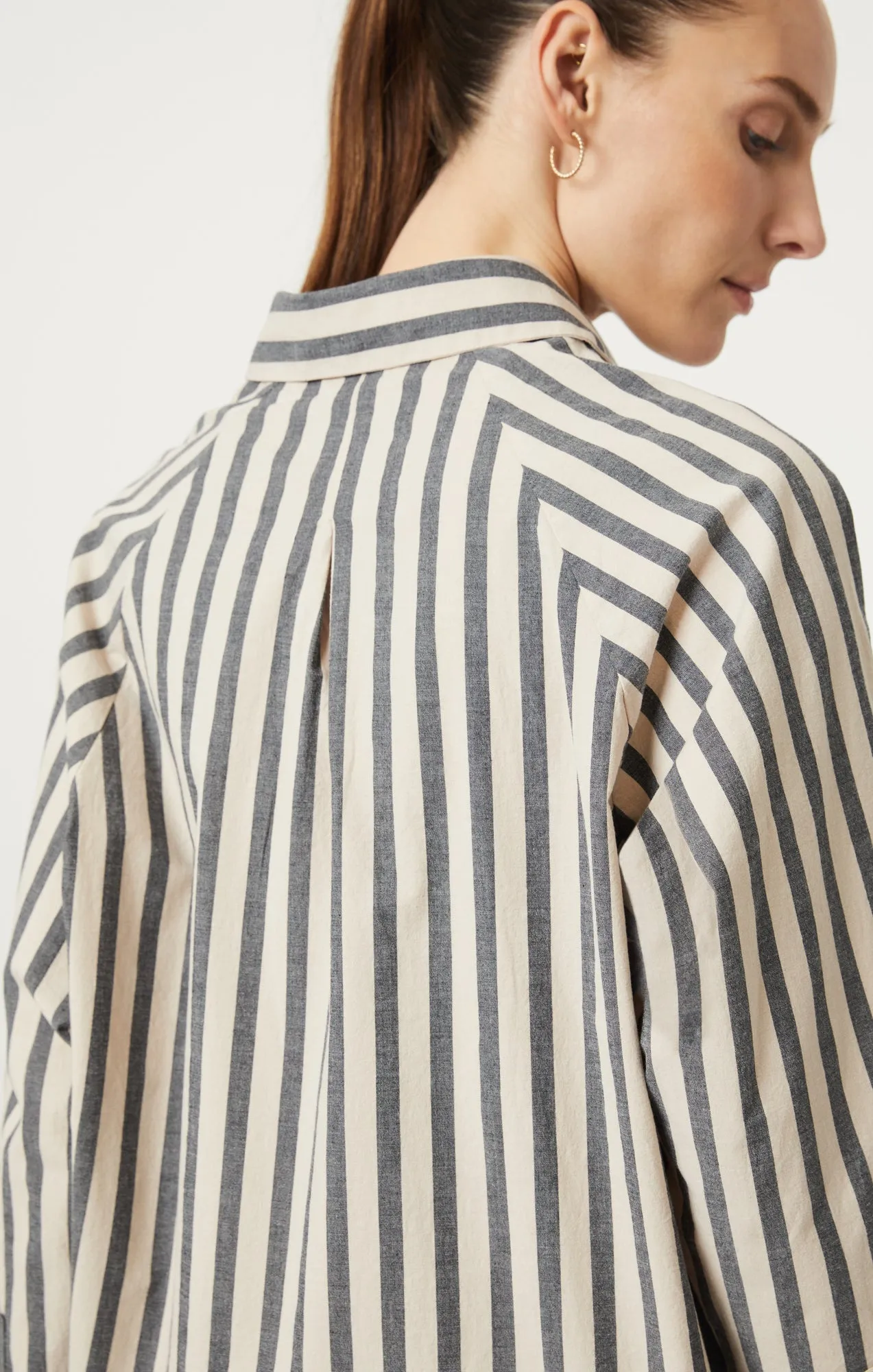 BUTTON-UP LONG SLEEVE SHIRT IN BEIGE BOLD STRIPE