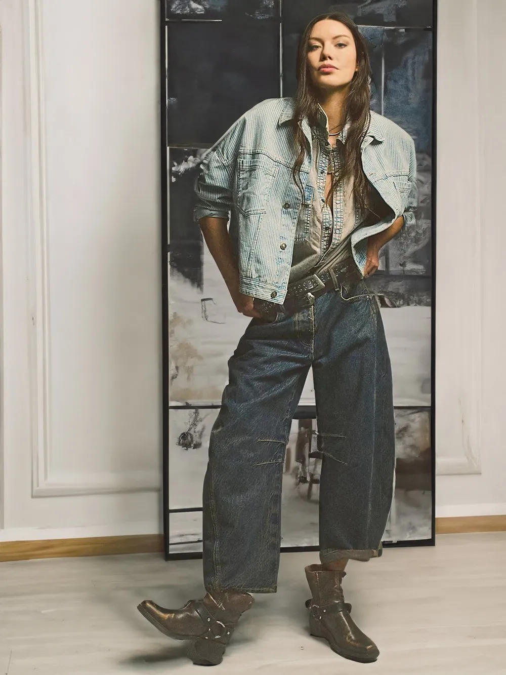 Casual and trendy mid-rise tube jeans