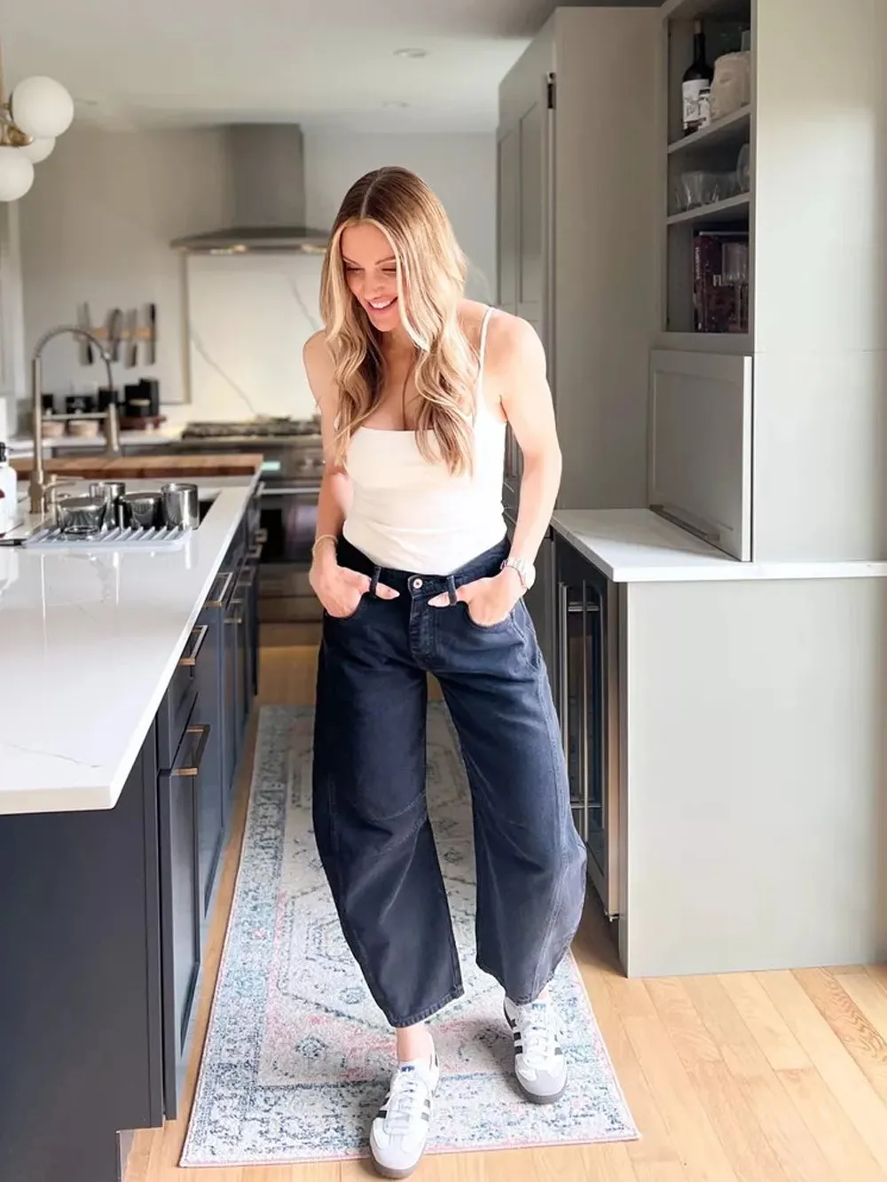 Casual and trendy mid-rise tube jeans