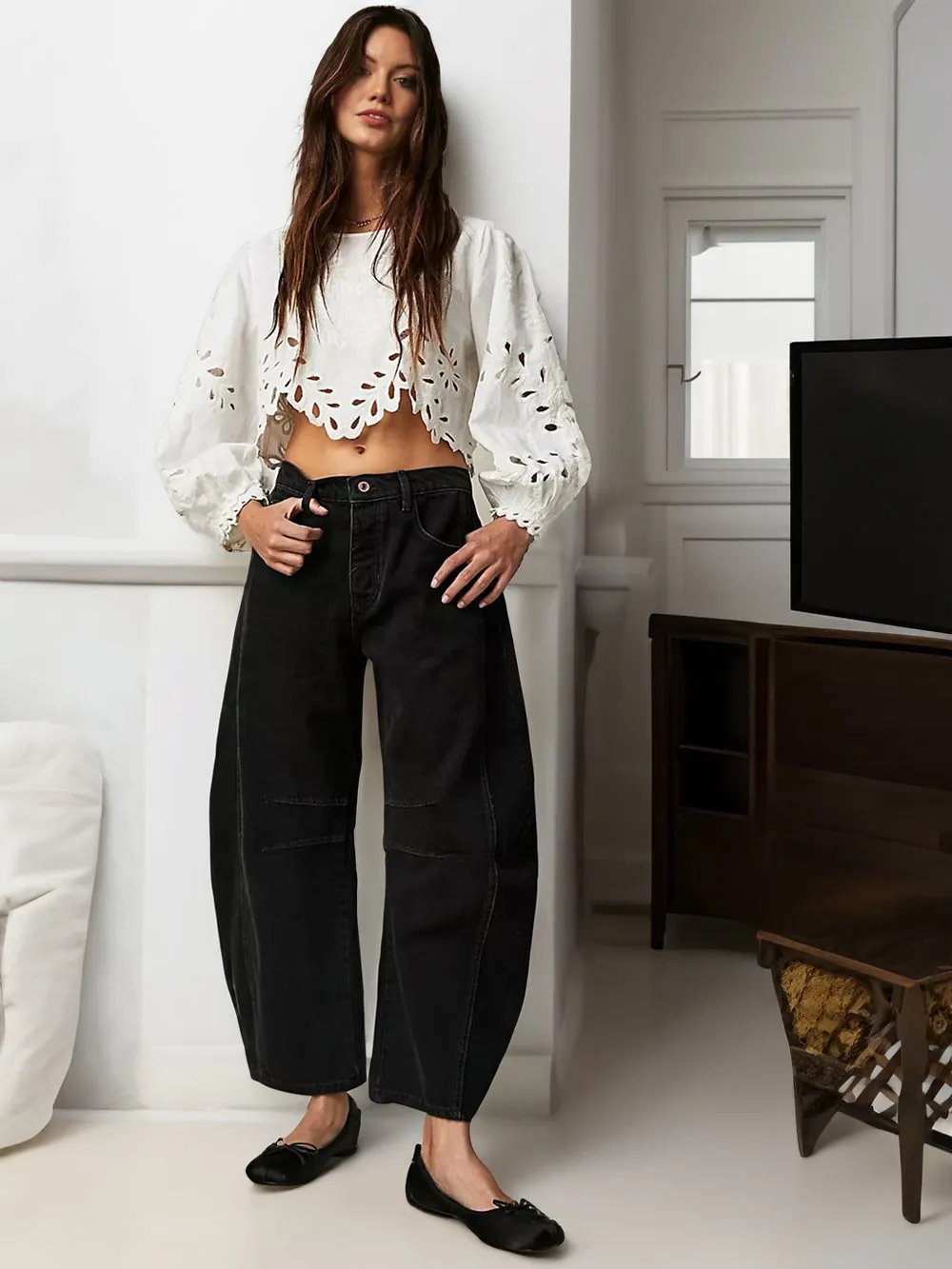 Casual and trendy mid-rise tube jeans