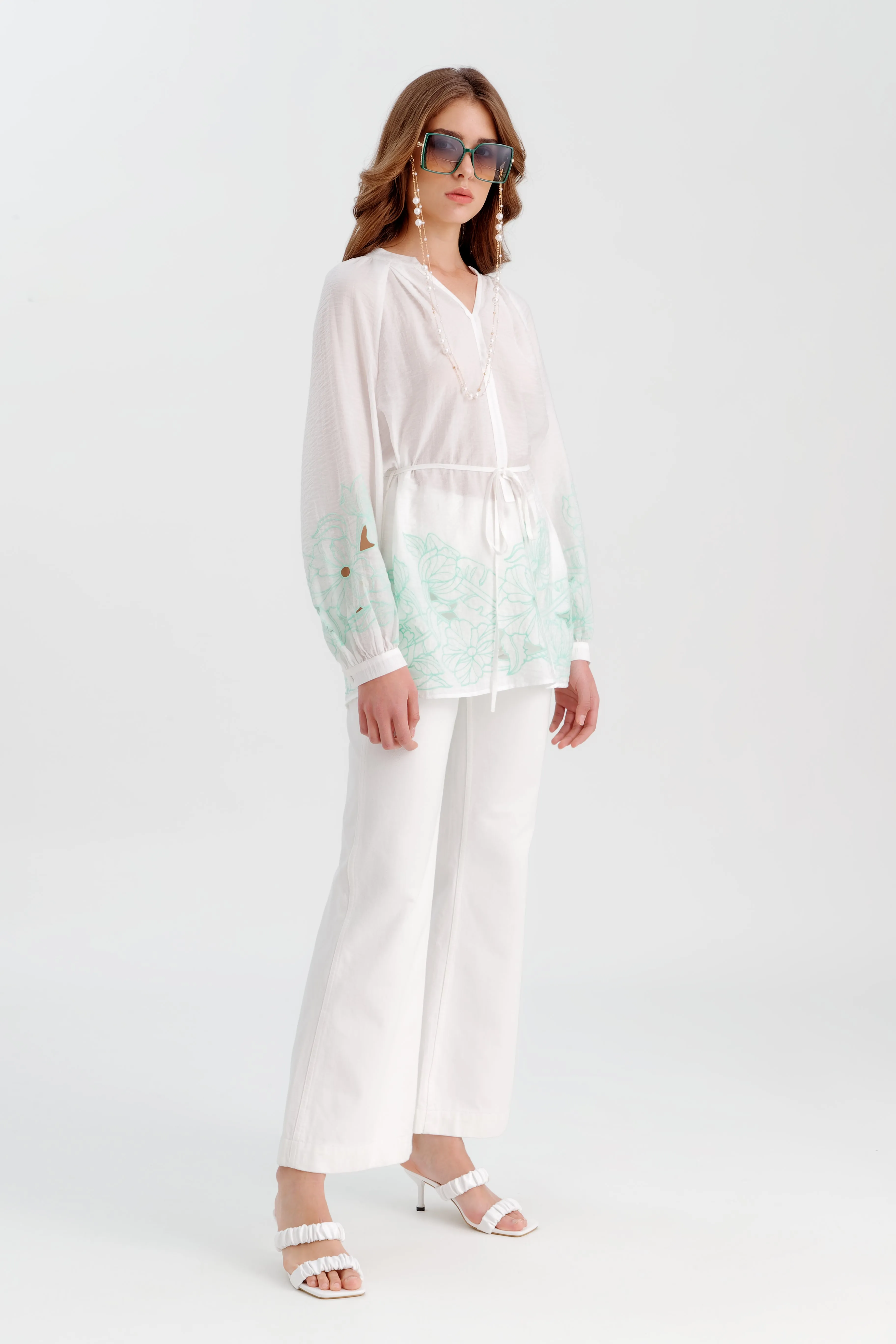 Choice Contrast Flower Embroidered Blouse Off White