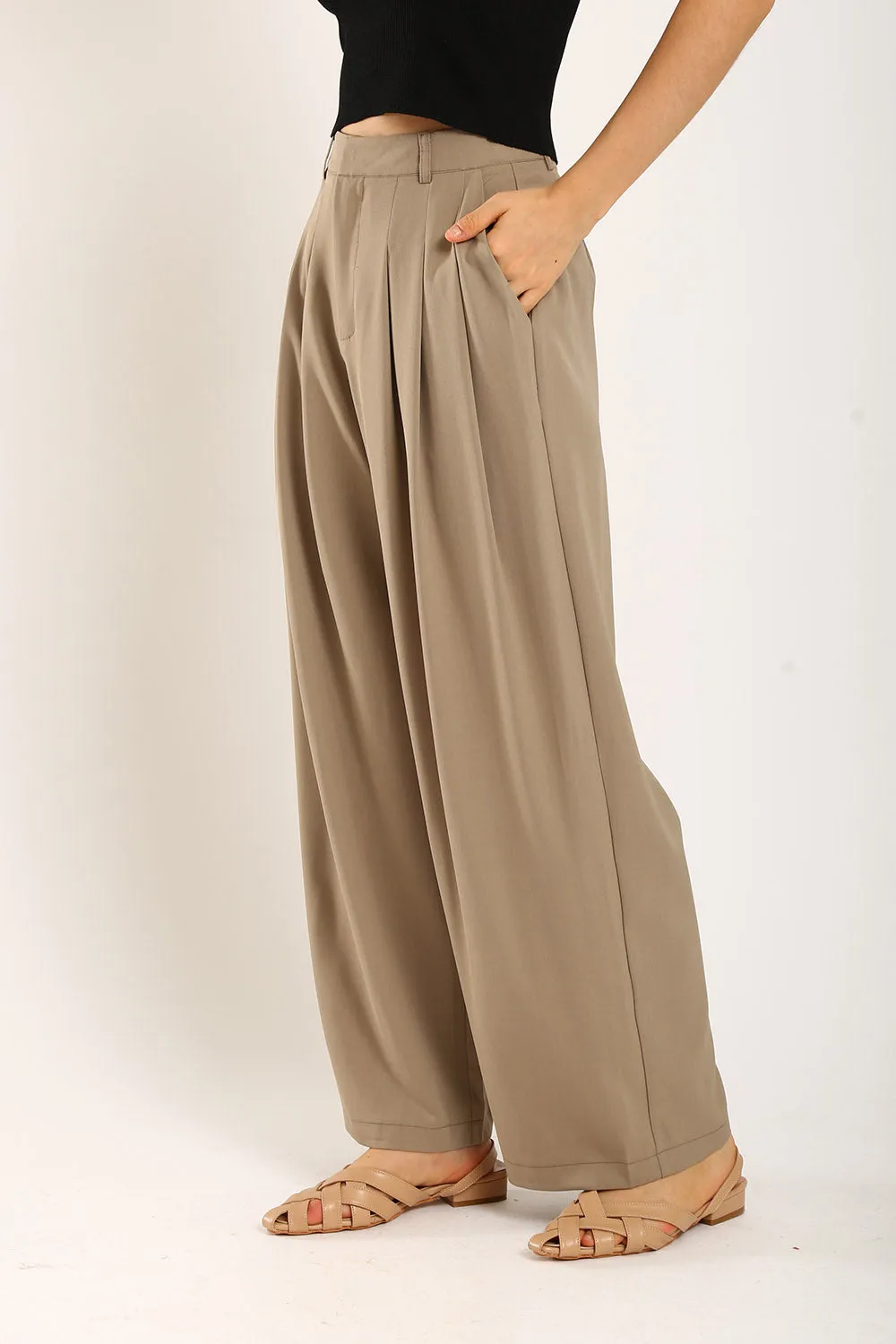 Claudette Relaxed Tailored Pants in Khakis