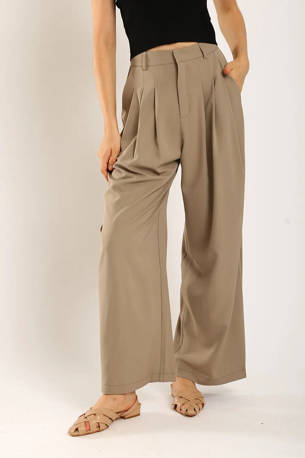 Claudette Relaxed Tailored Pants in Khakis