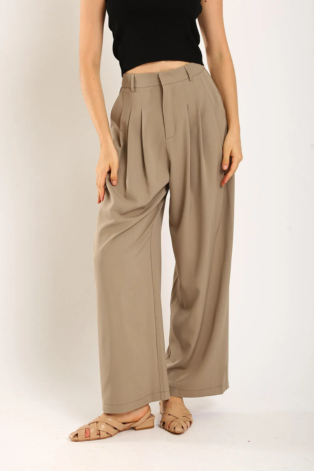 Claudette Relaxed Tailored Pants in Khakis