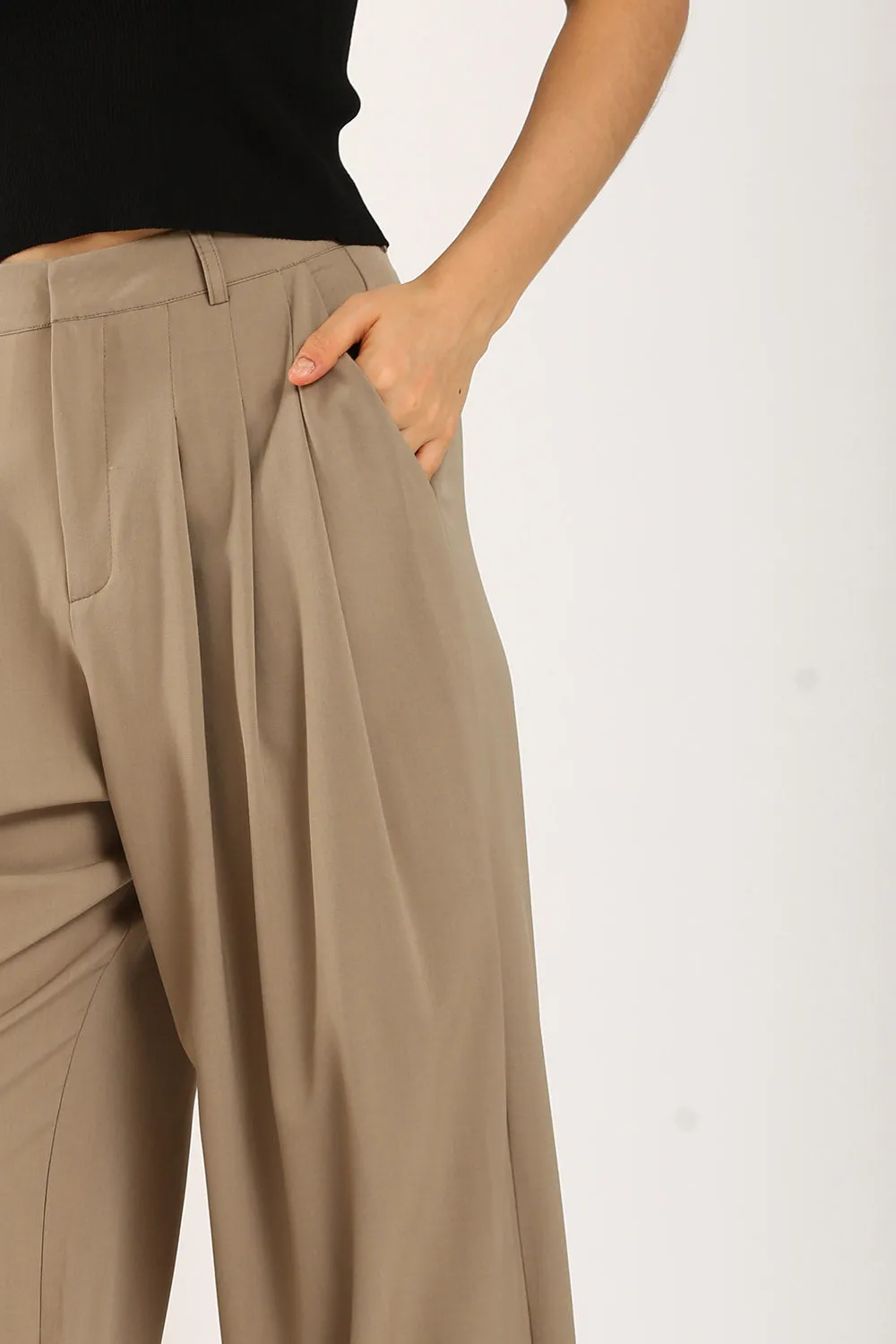 Claudette Relaxed Tailored Pants in Khakis