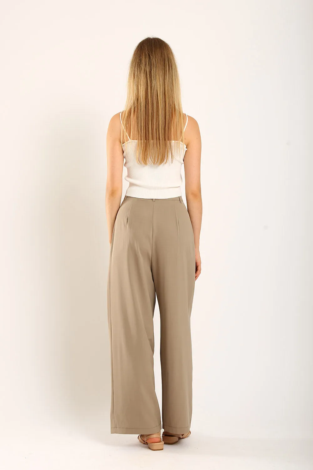 Claudette Relaxed Tailored Pants in Khakis