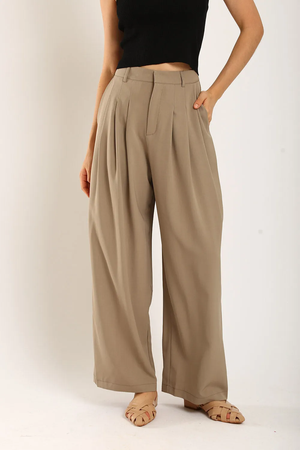 Claudette Relaxed Tailored Pants in Khakis