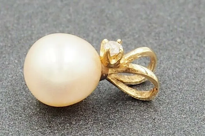Diamond & Freshwater Pearl Yellow Gold Pendant
