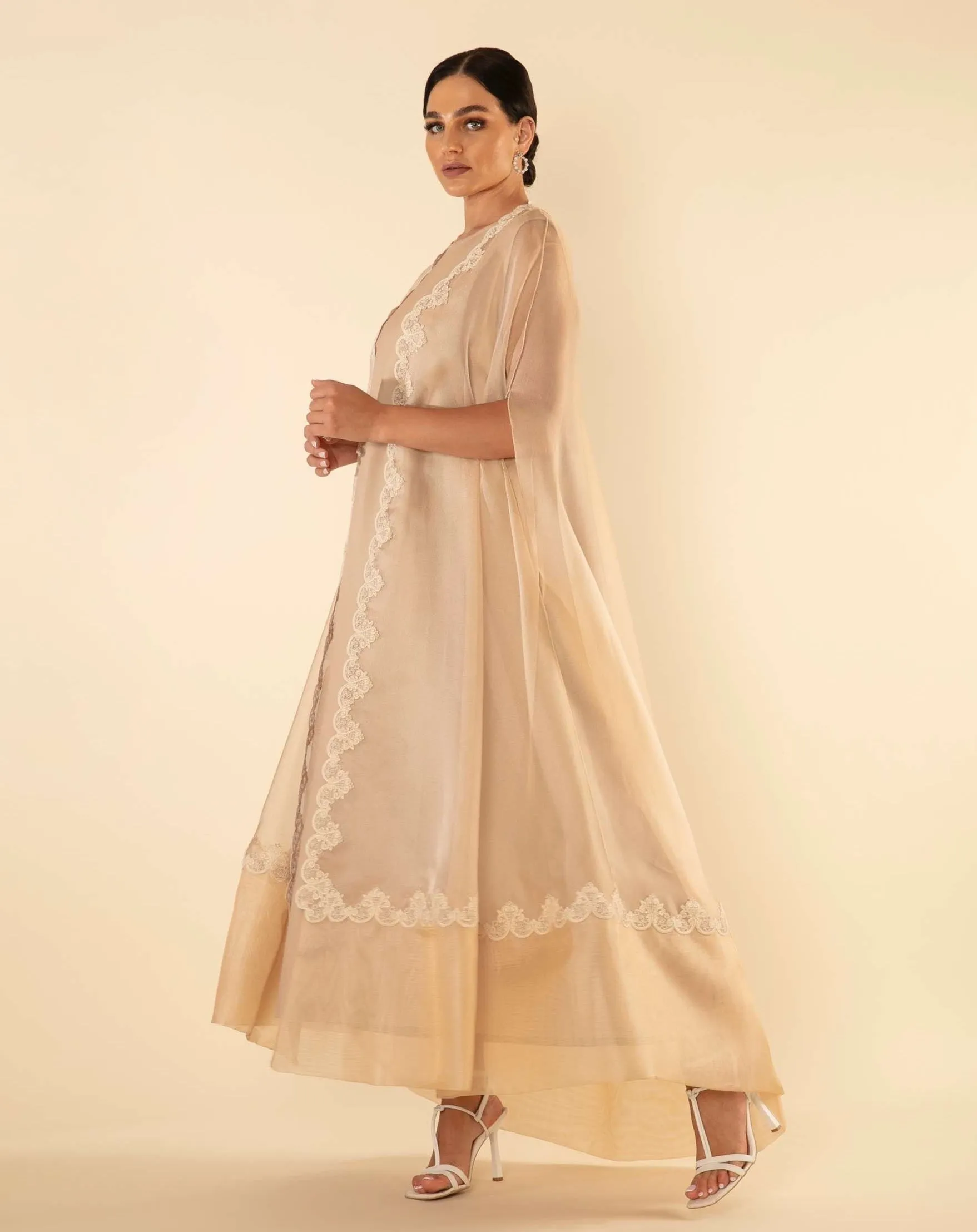 FLOWER LACE CAPE IN BEIGE