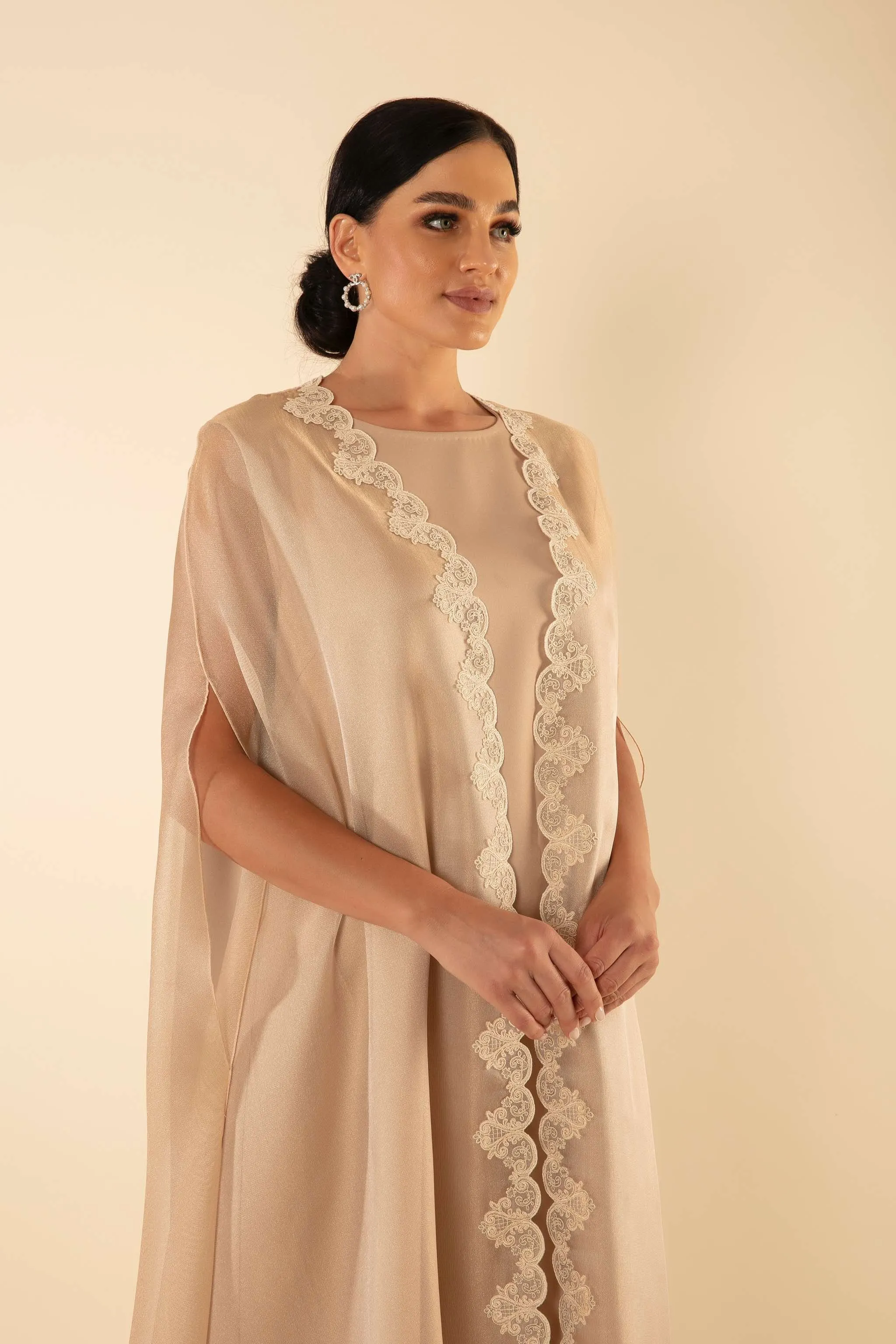FLOWER LACE CAPE IN BEIGE