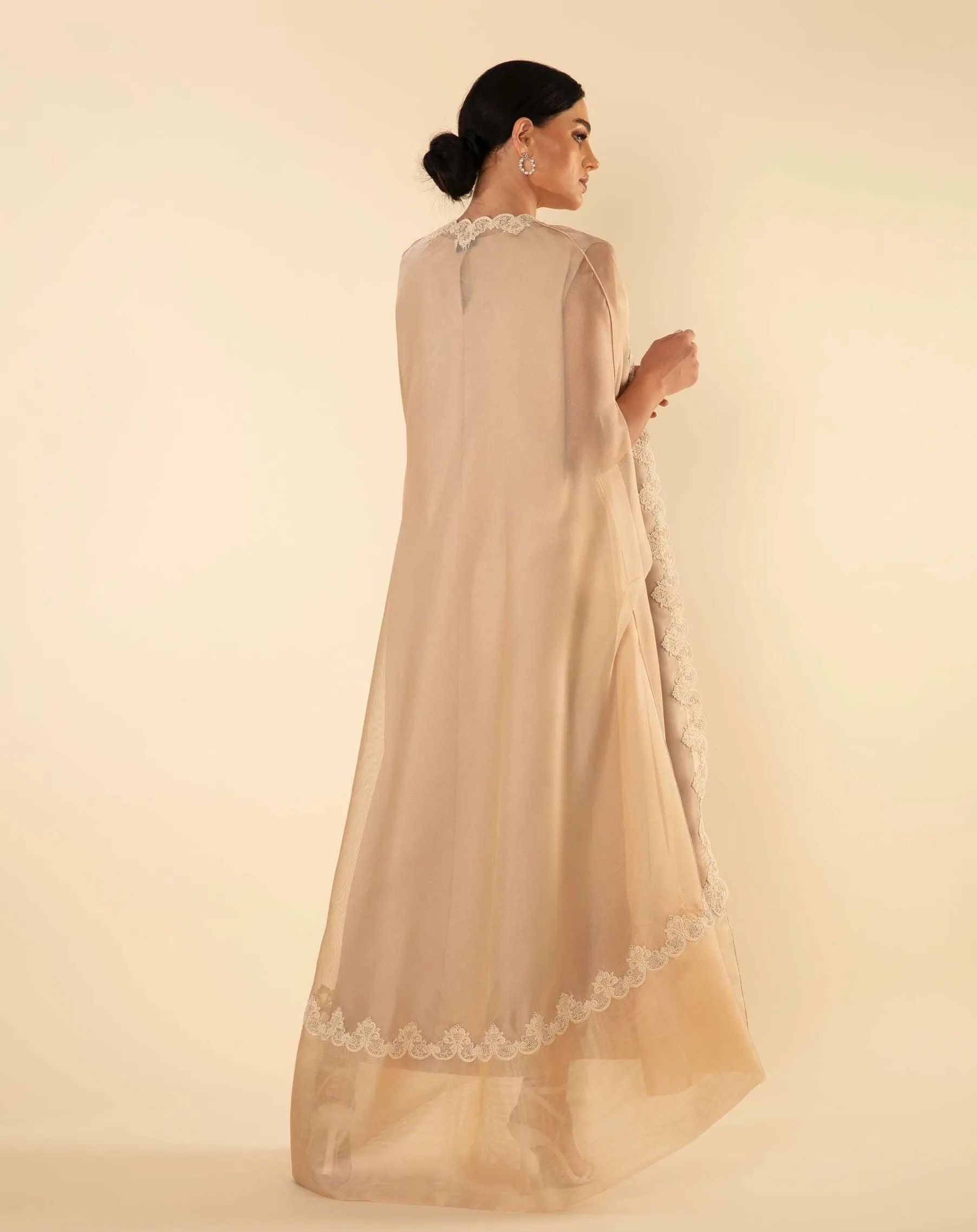 FLOWER LACE CAPE IN BEIGE