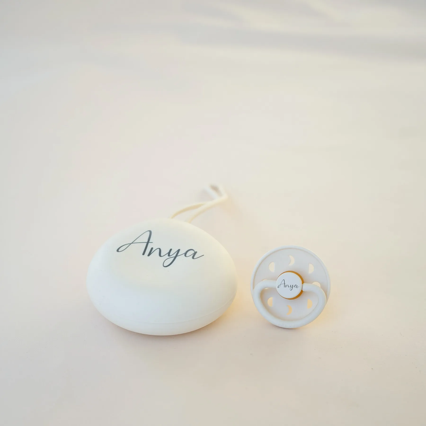 FRIGG Latex Pacifier & Matching JBØRN Holder Pod