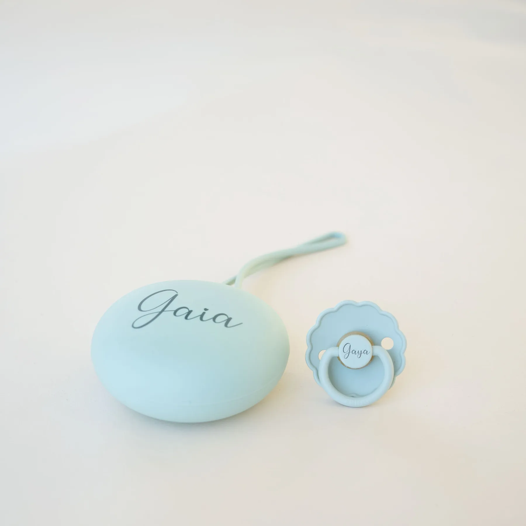 FRIGG Latex Pacifier & Matching JBØRN Holder Pod