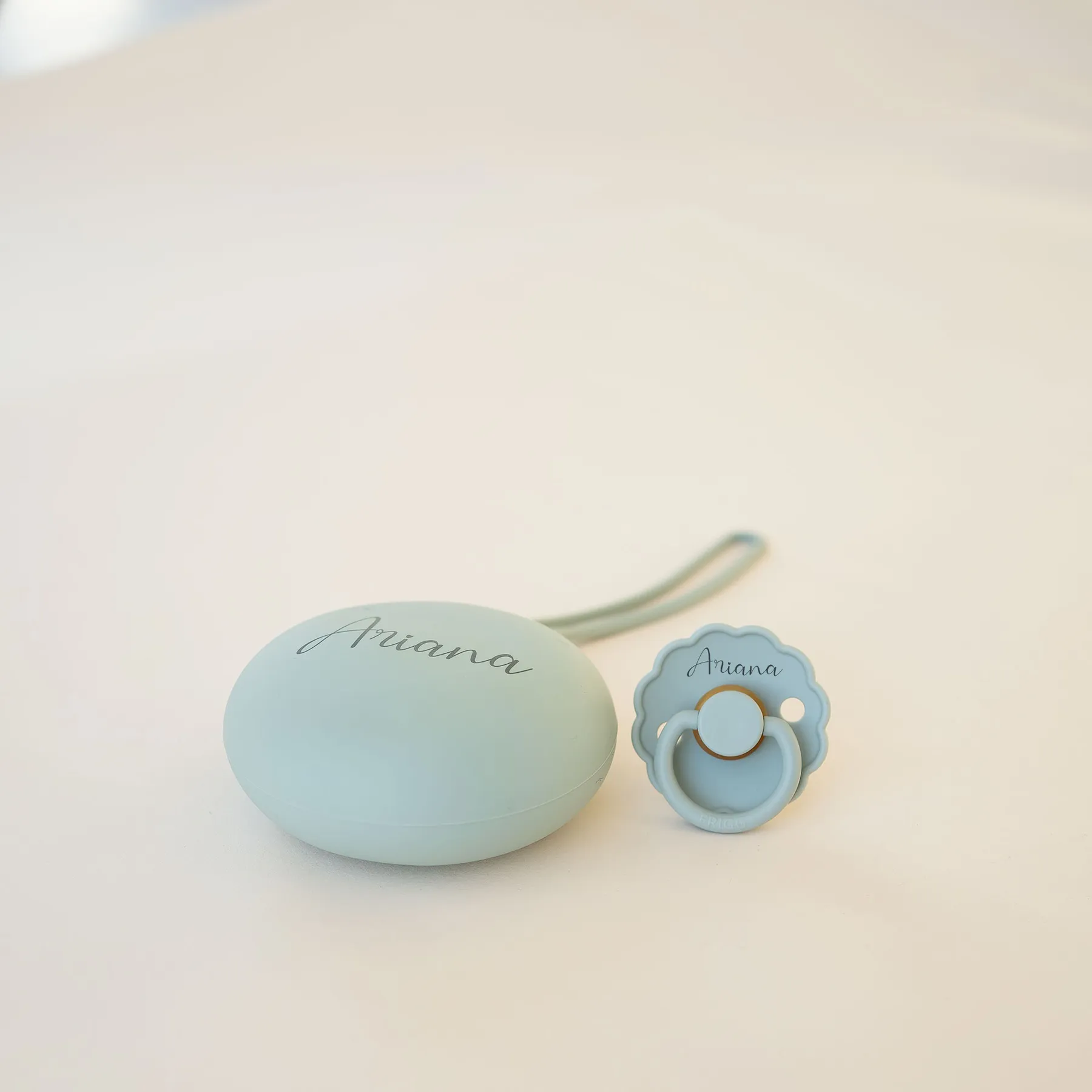 FRIGG Latex Pacifier & Matching JBØRN Holder Pod