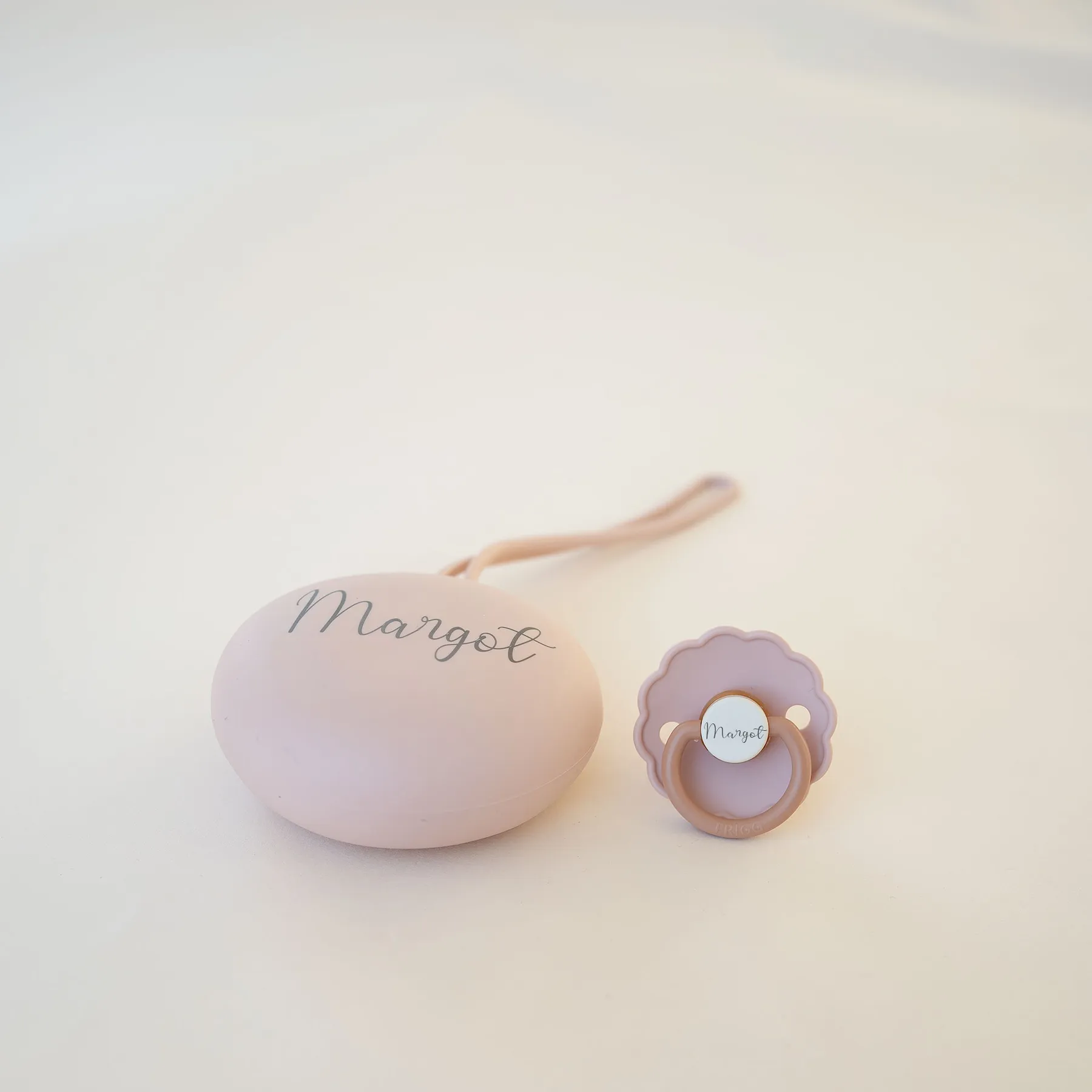 FRIGG Latex Pacifier & Matching JBØRN Holder Pod