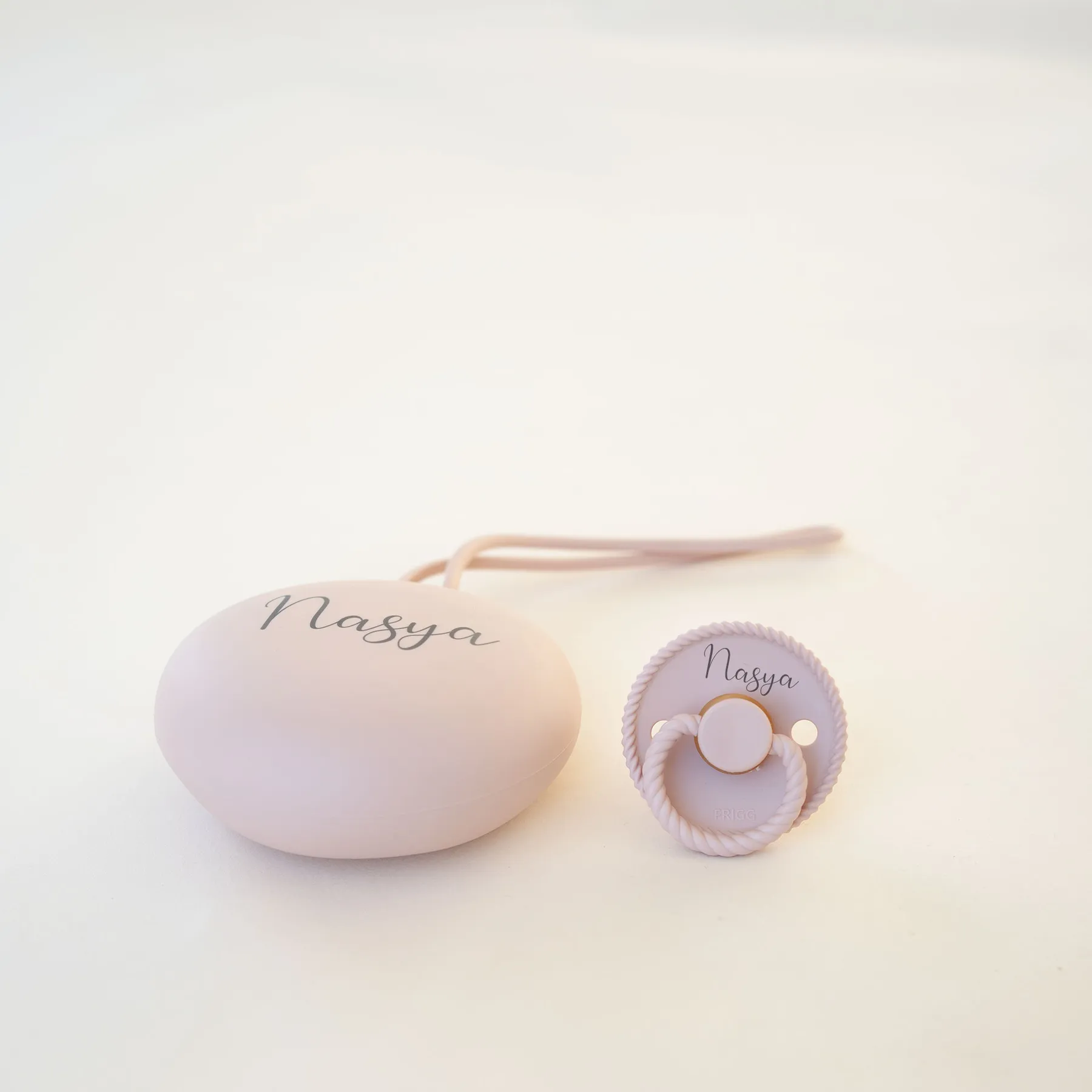FRIGG Latex Pacifier & Matching JBØRN Holder Pod
