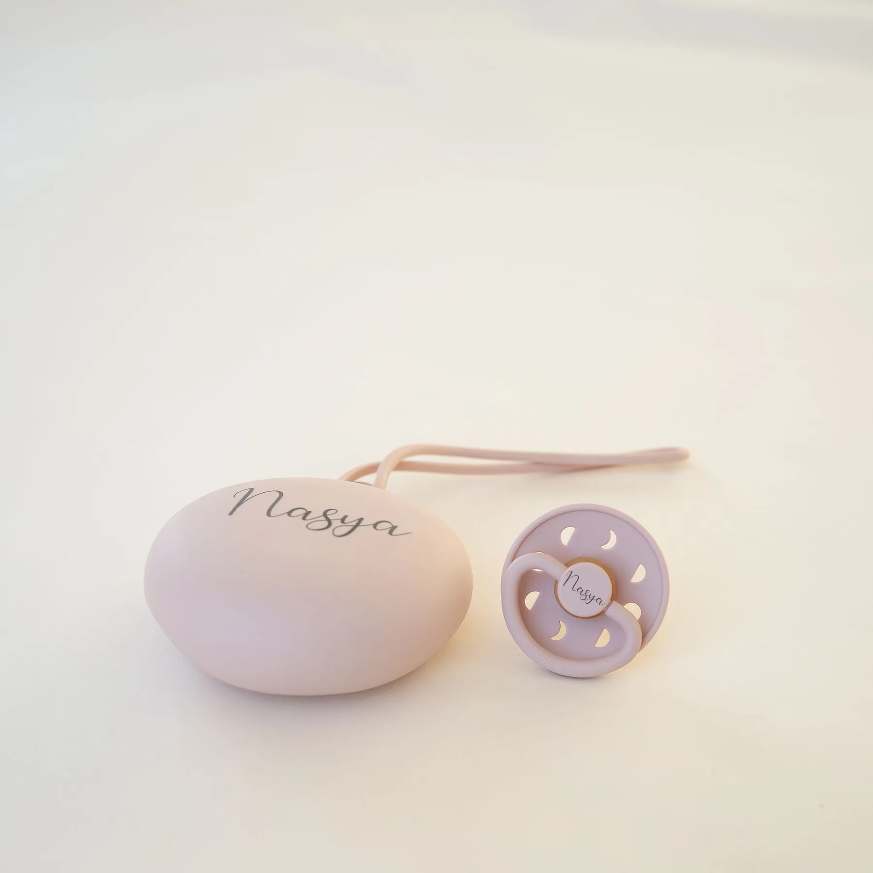 FRIGG Latex Pacifier & Matching JBØRN Holder Pod