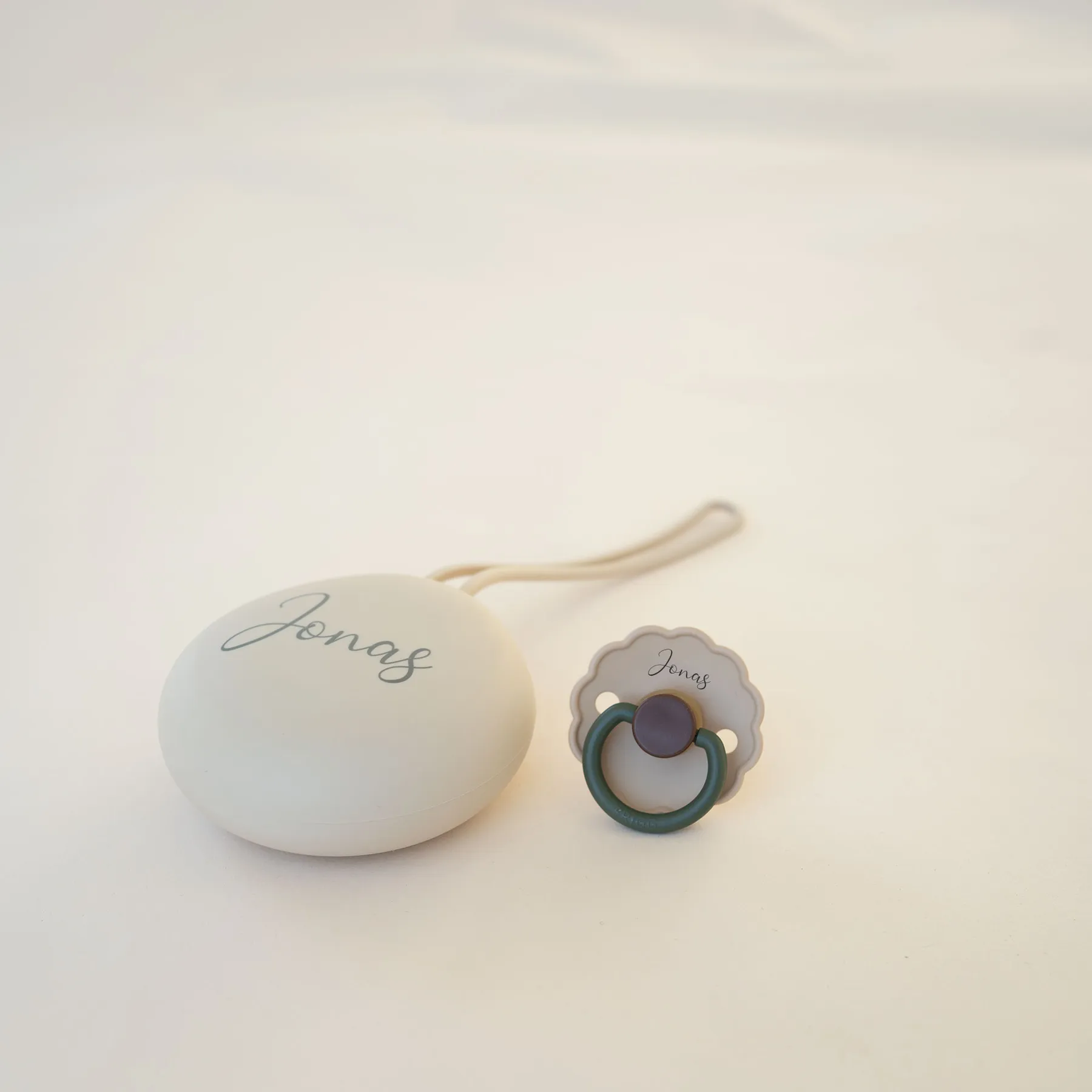 FRIGG Latex Pacifier & Matching JBØRN Holder Pod