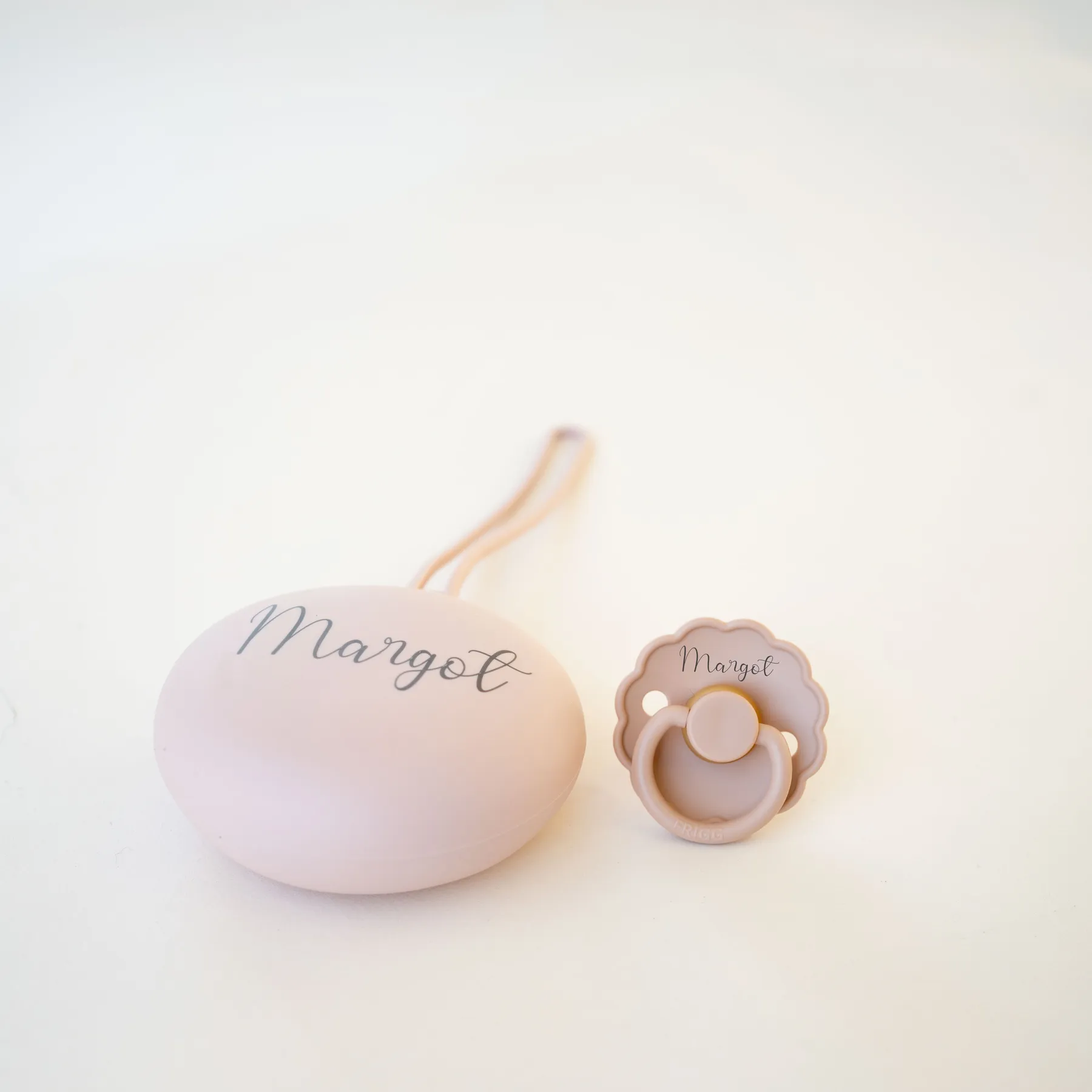 FRIGG Latex Pacifier & Matching JBØRN Holder Pod