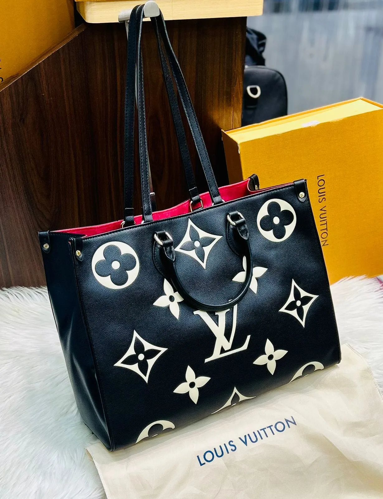 Louis Vuitton Onthego Black Large Tote Bag for Women (Black/White)