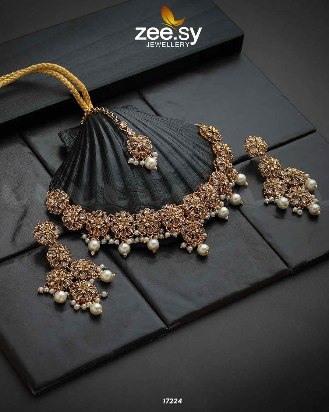 Magnolia Glimmer Necklace