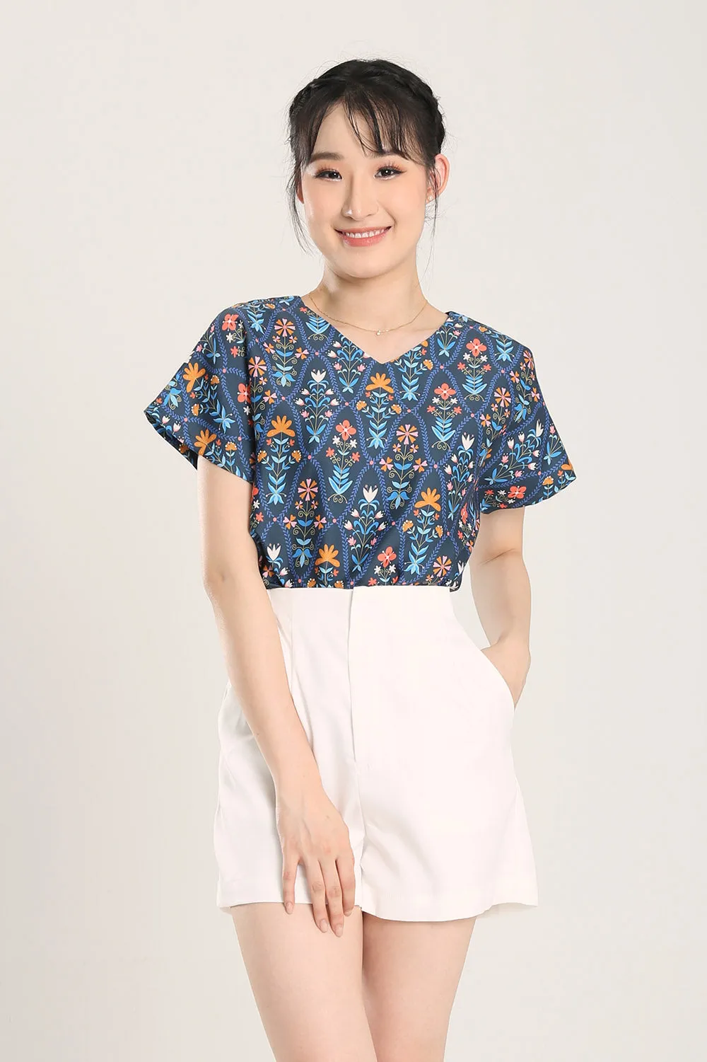 Ofelia Floral Prints Top in Blue