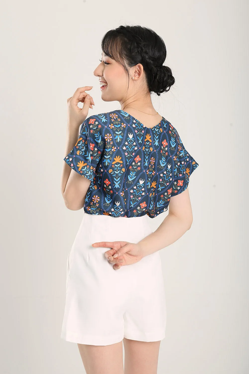 Ofelia Floral Prints Top in Blue
