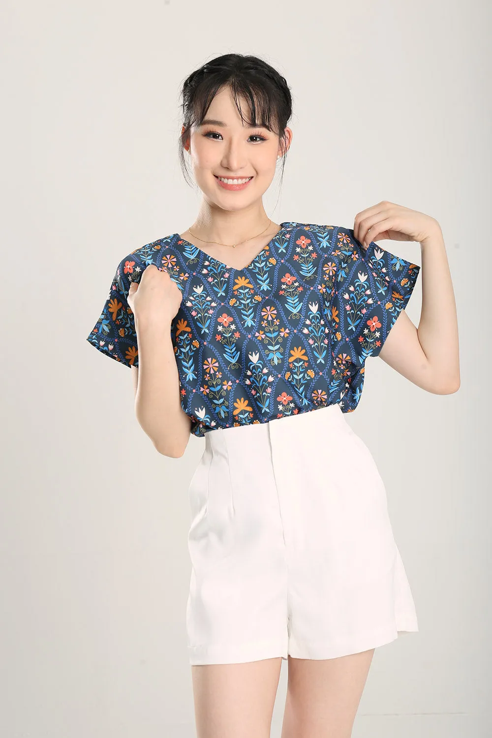 Ofelia Floral Prints Top in Blue