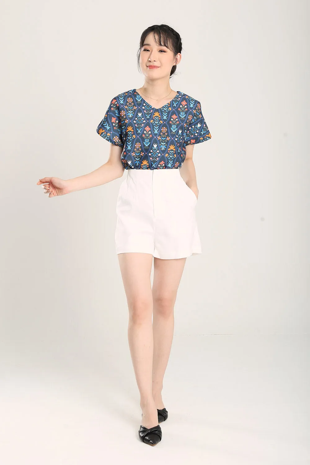 Ofelia Floral Prints Top in Blue