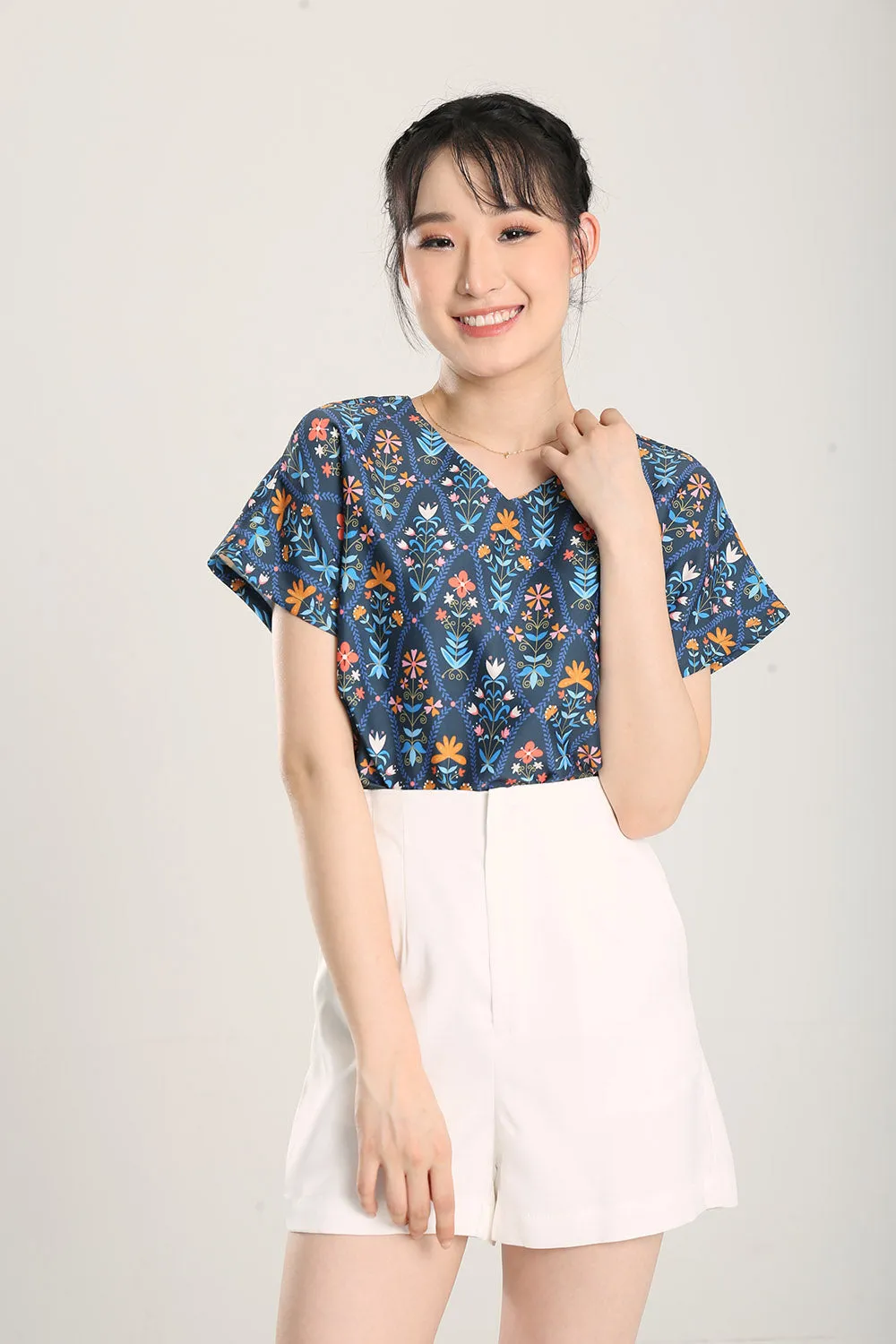 Ofelia Floral Prints Top in Blue