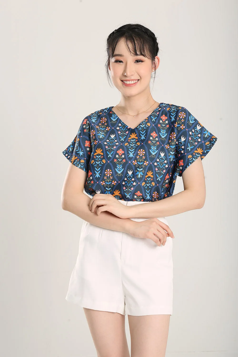 Ofelia Floral Prints Top in Blue