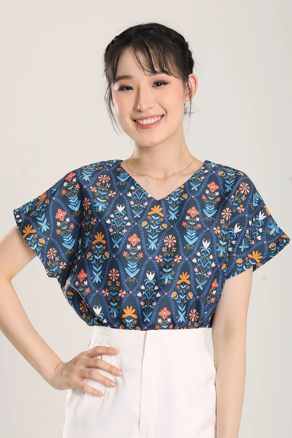 Ofelia Floral Prints Top in Blue