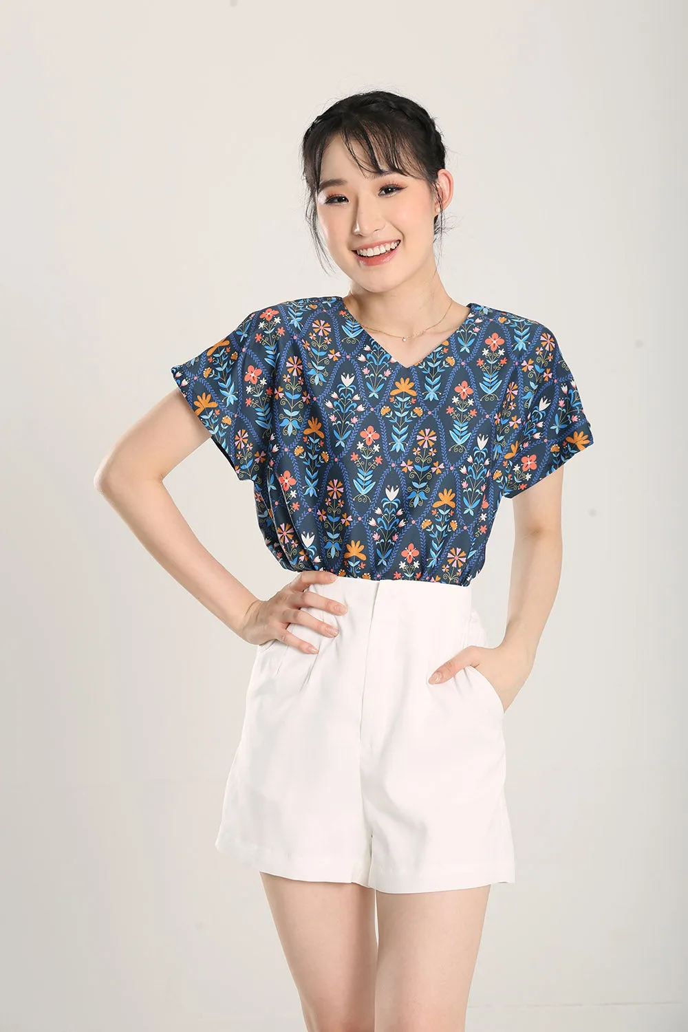 Ofelia Floral Prints Top in Blue