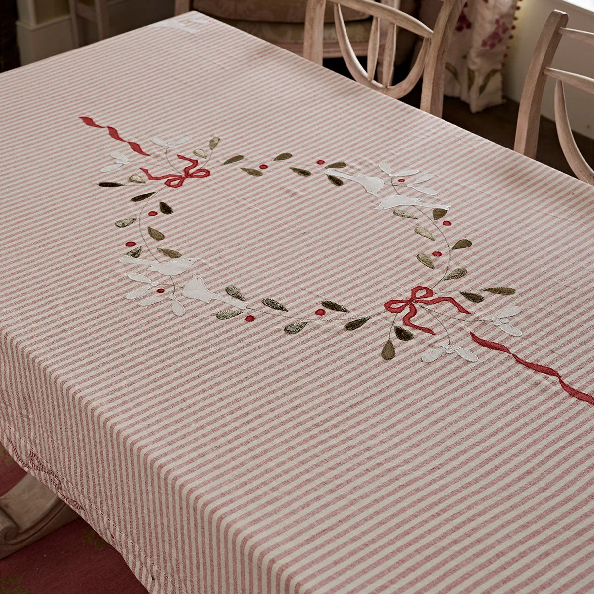 Red Stripe Ribbon &amp; Mistletoe Tablecloth - Extra Large