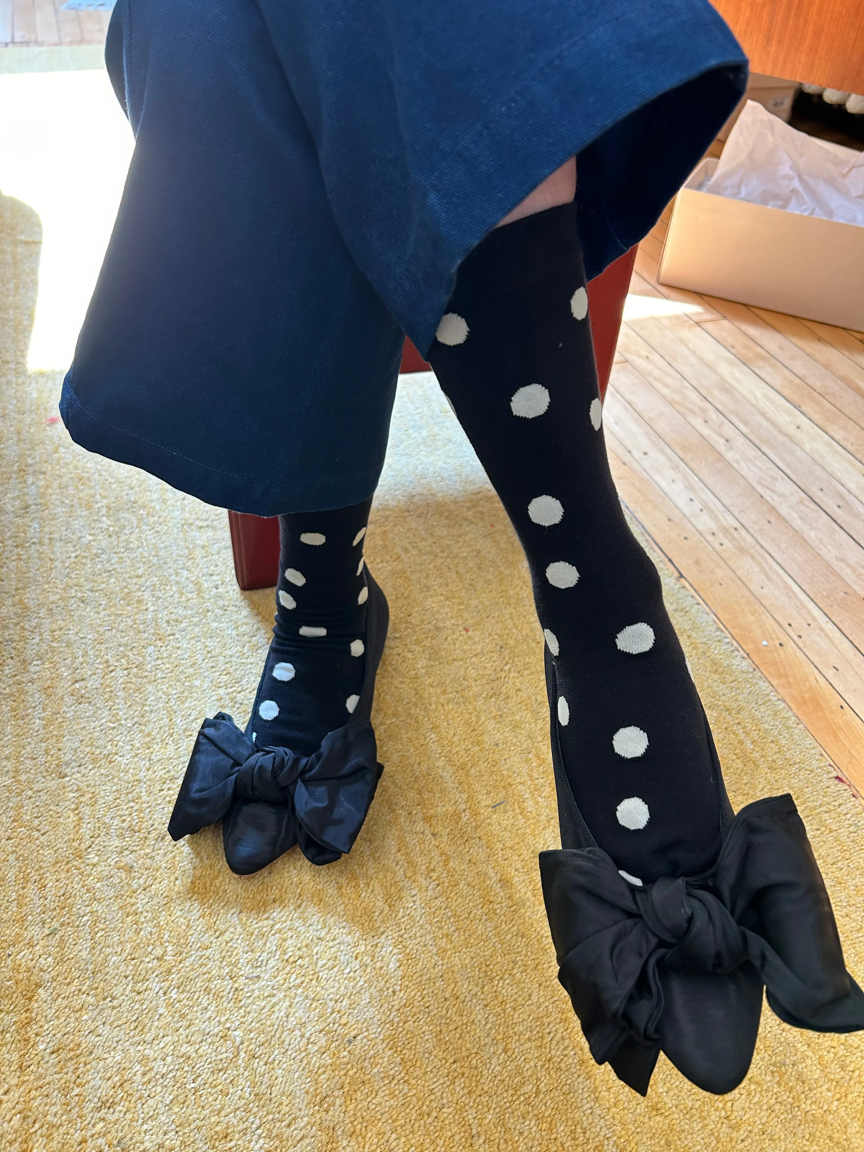 Sauntering Socks - Black Dot