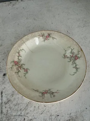 Taylor Smith bowl has chip and crack