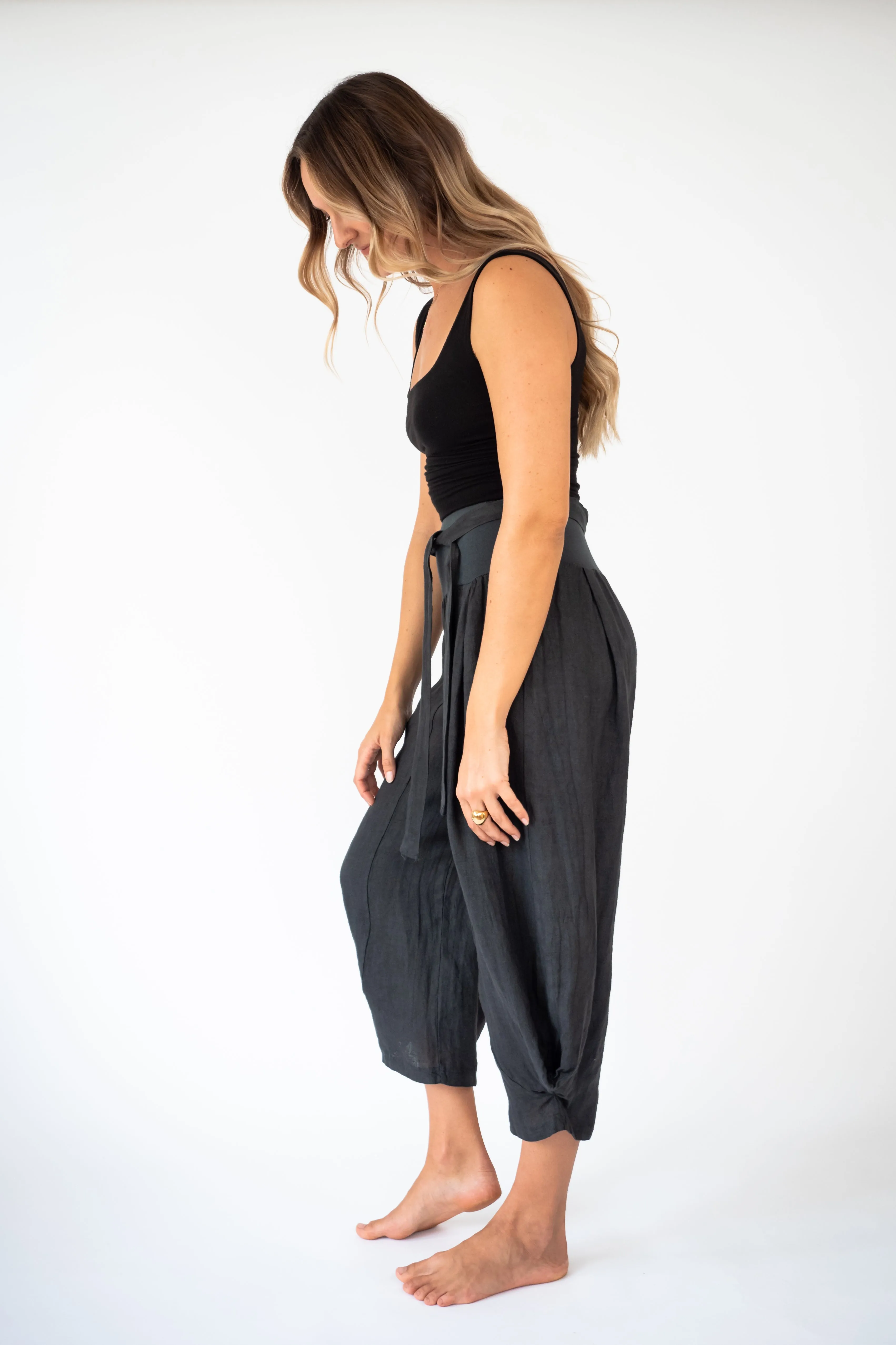 the KAMEA Linen Crop pants