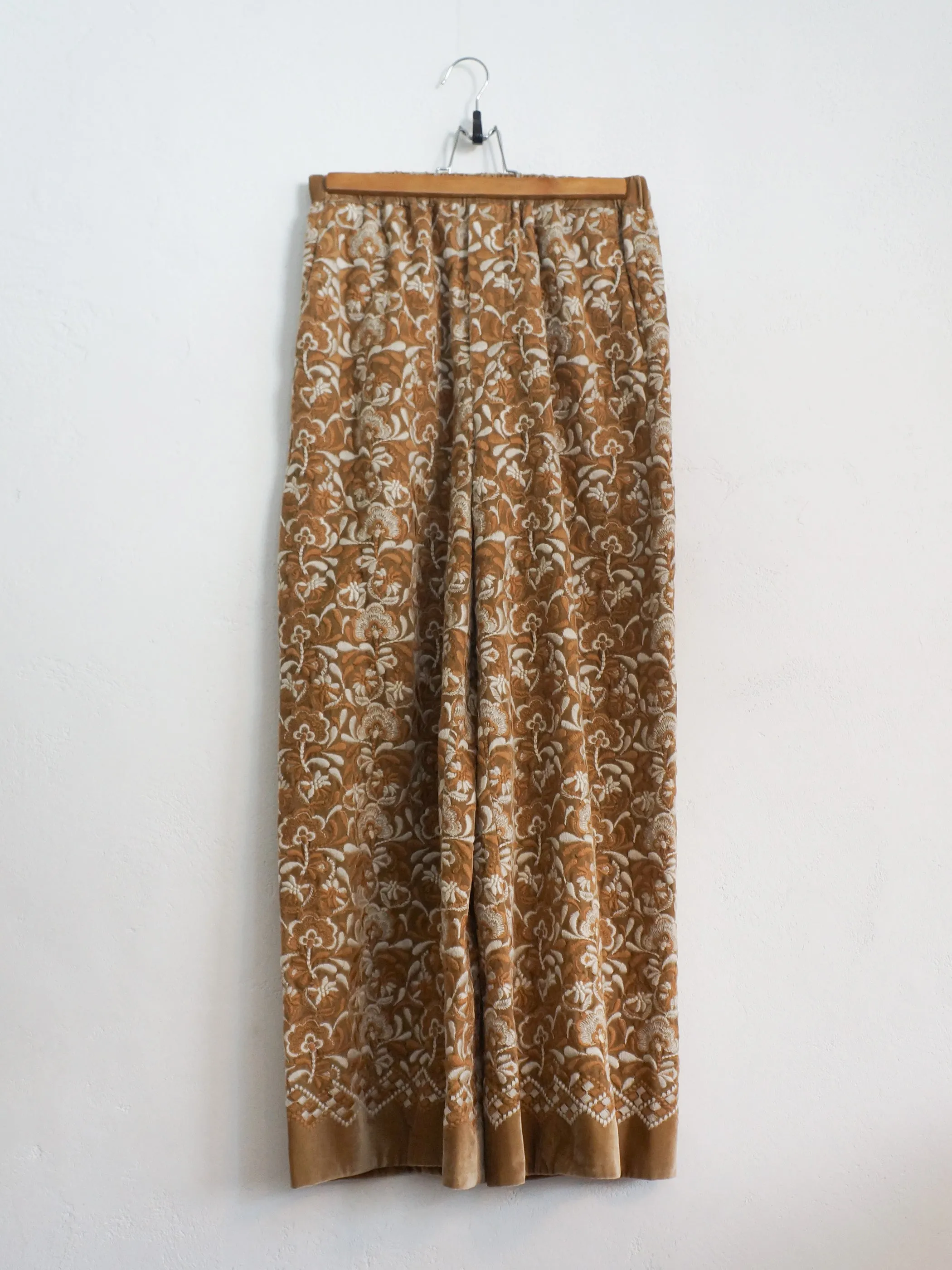 VELVET EMBROIDERY PANTS BEIGE
