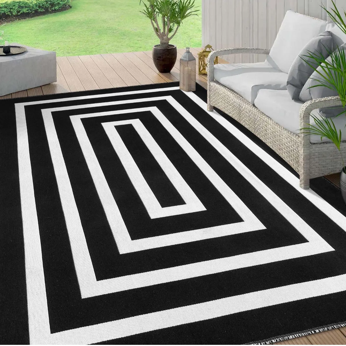 Yanis Modern Geometric Cotton Indoor Outdoor Black Area Rug