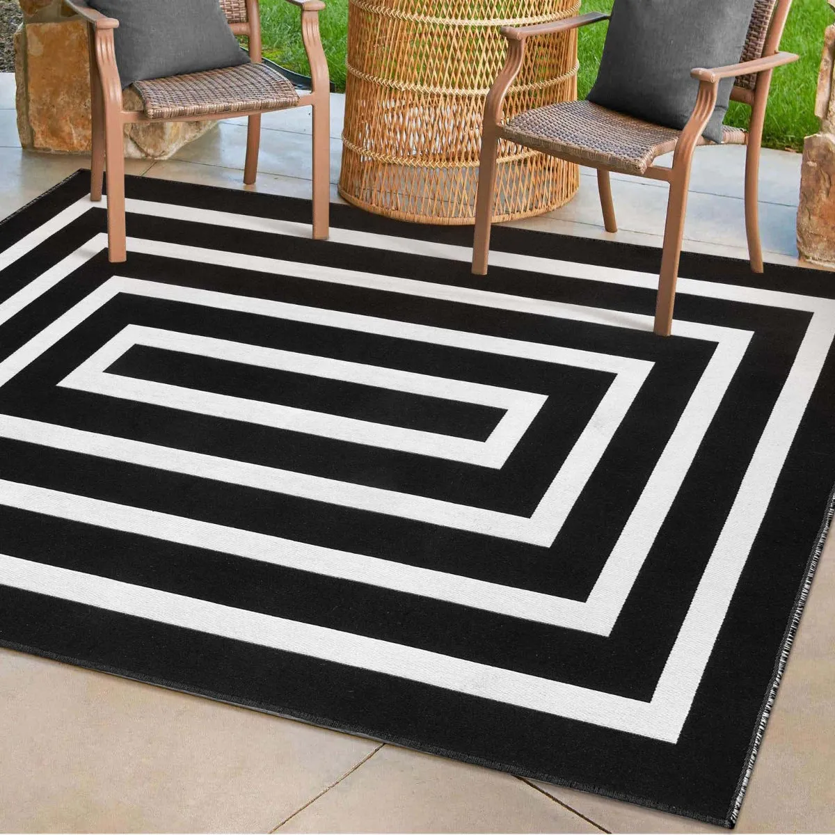 Yanis Modern Geometric Cotton Indoor Outdoor Black Area Rug