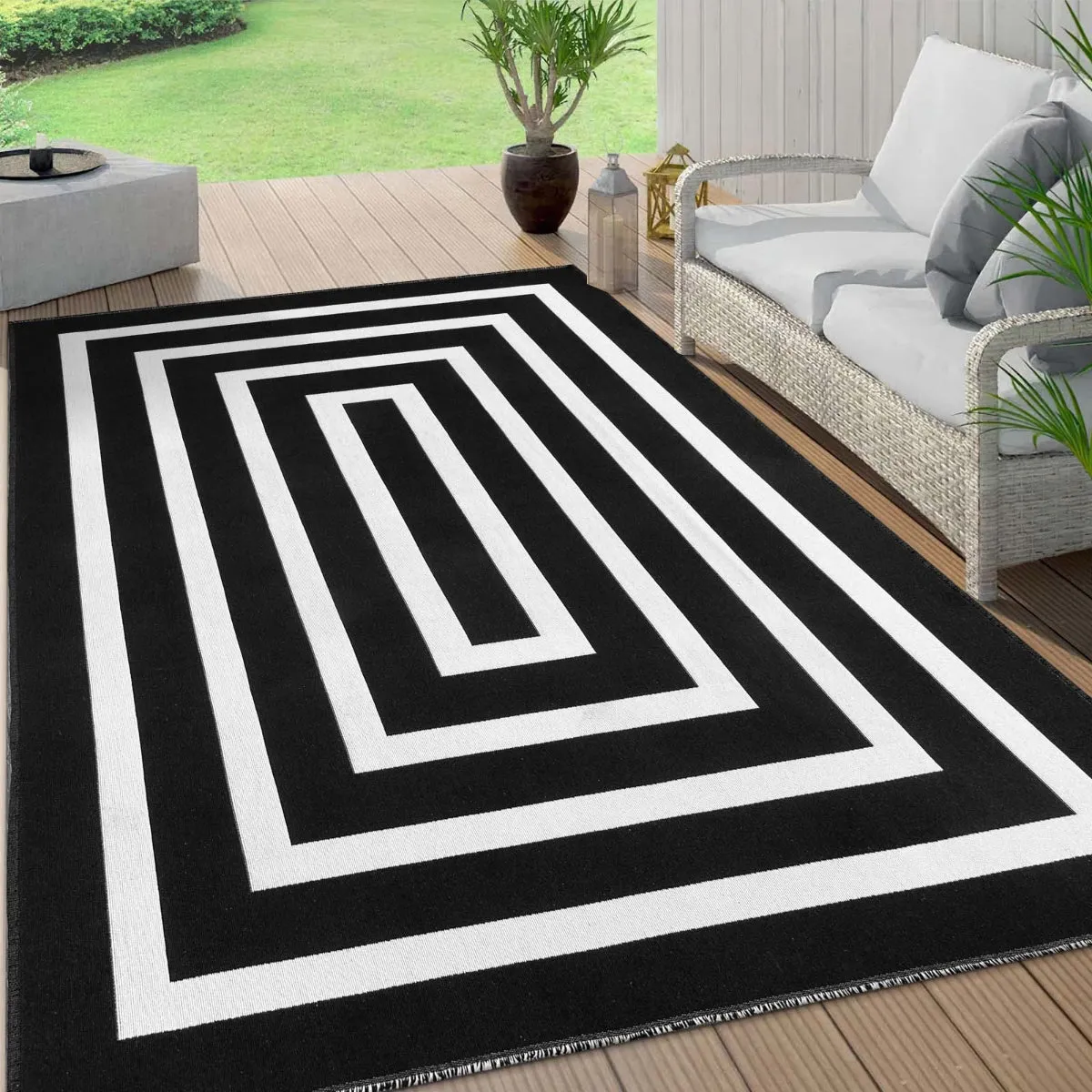 Yanis Modern Geometric Cotton Indoor Outdoor Black Area Rug